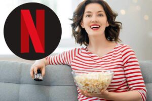 Donna con telecomando e pop corn, logo Netflix