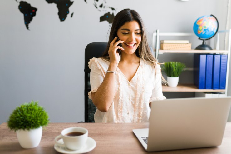 Ragazza che prenota telefonicamente un alloggio trovato su booking