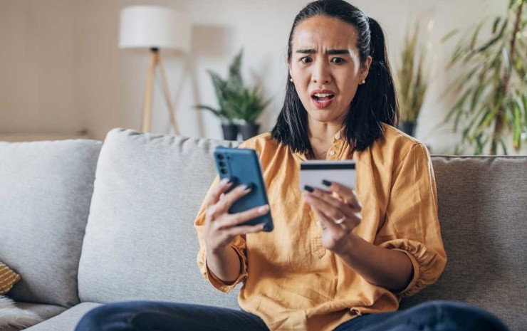 Donna con cellulare e carta di credito