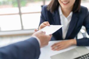 uomo consegna busta a donna