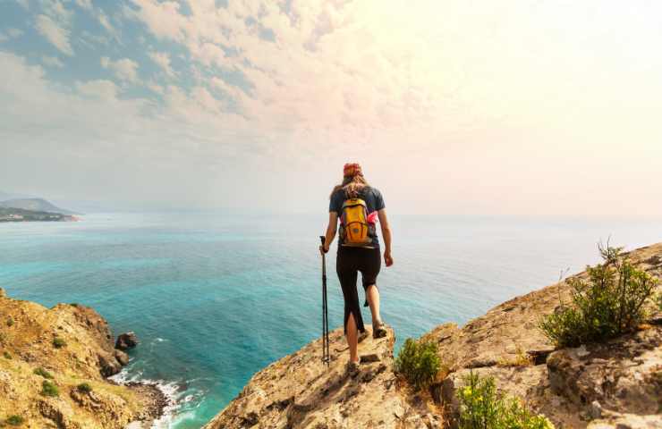 trekking su scogliera marina