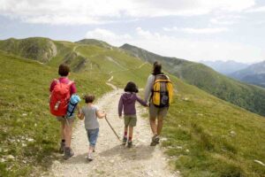famiglie su sentiero montagna