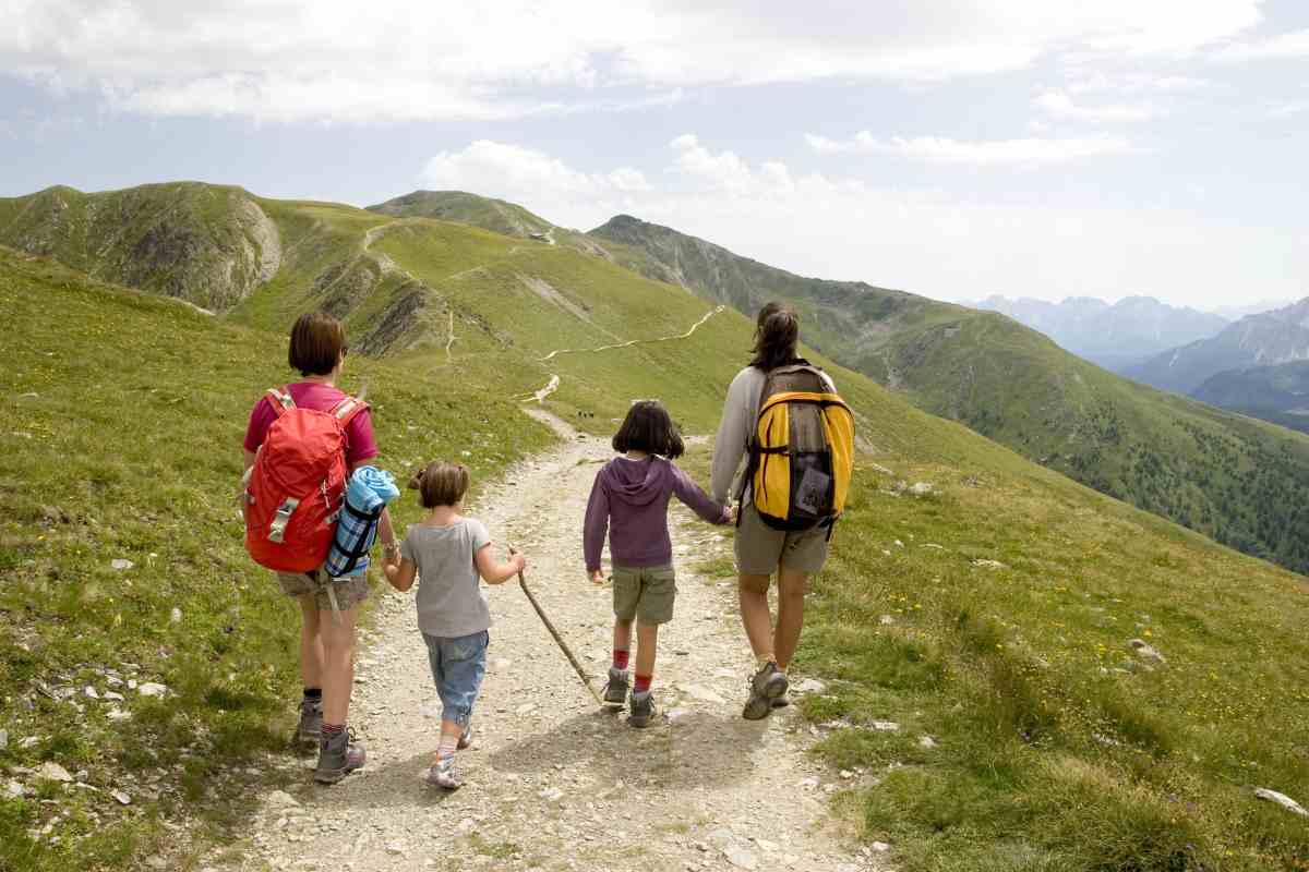 famiglie su sentiero montagna
