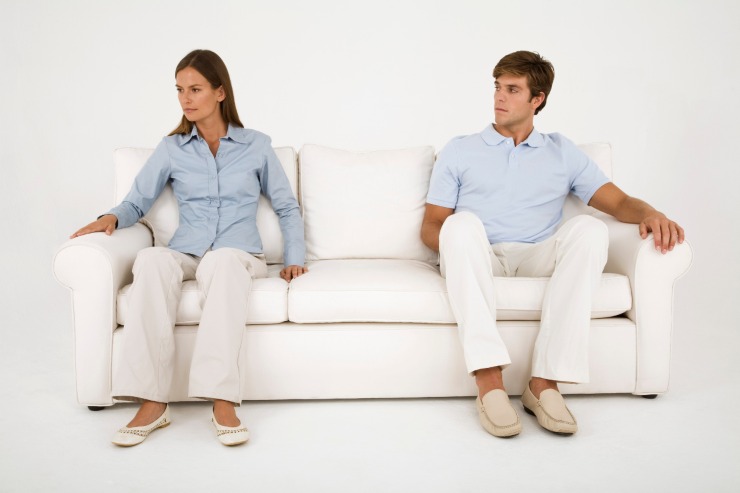 uomo e donna seduti non si guardano
